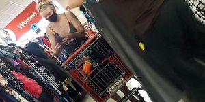 BRALESS Petits seins downblouse dans une fille tatouée en public