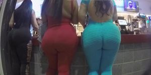 3 thicc girls