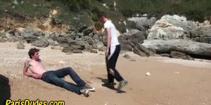 Euro homo's zuigen pik op het strand