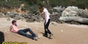 Euro homos suce une bite sur la plage