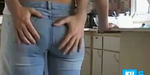Cette petite salope en tight jeans se fait peloter le cul