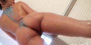 Puba - Christiana Cinn glitters up her shower and bathtub (Leia Christiana)