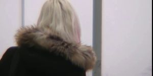 Blonde Deepthroating riesigen Schwanz im Auto in der Öffentlichkeit