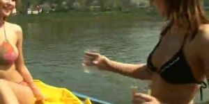 Zwei Mädchen haben Spaß auf einer Bootsfahrt - Video 1