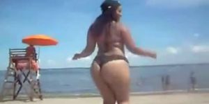 Arabian Ummah Sister shakes her Big Muslim Butt on Bikini Beach