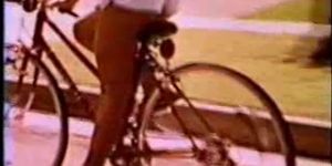 ヴィンテージ：自転車に乗った少女