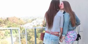 Tetona lesbo adolescente consiguiendo sus calientes piqueros objeto de burlas y besos