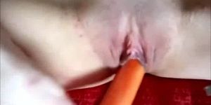 Chica alemana caliente follando zanahoria