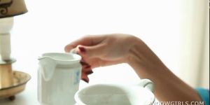 Poupée sexuelle russe taquinant les mamelons avec une cuillère à thé en gros plan