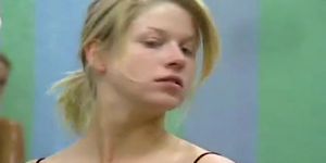 Big Brother NL Hot Blonde Teen Girl montre des seins s'habillant