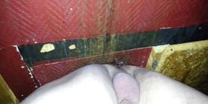 Follada por la espalda desnuda en el glory hole con comer semen