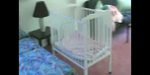 Tiny titted Teen Babysitter kijkt geteisterd door grote baby's