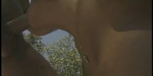 Briana Banks 'riesige Titten schaudern unter der Sonne, als sie neben dem Pool anal gefickt wird