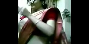 Indisch sexy meisje toont haar tieten