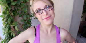 Spex babe tugging and sucking outdoors