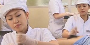 Enfermera japonesa chupando semen de una polla caliente
