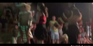 Горячие девушки развлекаются на вечеринке на открытом воздухе в любительском видео