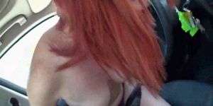 車の中でクソ素晴らしい赤い髪の熱い十代の若者-csm