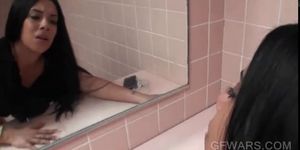 Sletterige ex-vriendin neukt en zuigt dikke lul in de badkamer