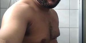 Papi brasileño se saca la leche en la ducha