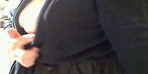 Толстая подруга-толстушка в корсете и показывает свои большие сиськи перед камерой
