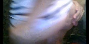 belle teen aux cheveux noirs montrer le cul sur webcam