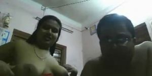Индийская пара соблазняет в любительском видео