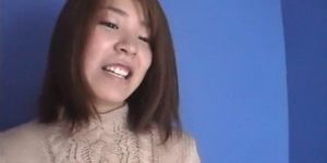 Opgewonden petite Japanner flasht haar hete delen in lingerie