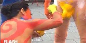 girl painting dick, chica pintando pene