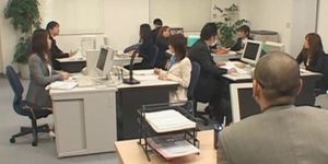Japanse kantoorbabe vastgebonden aan de stoel en geneukt op het werk