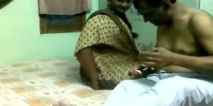 Mooie Indiase tante geneukt door oudere man op verborgen camera