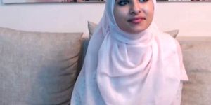 Amateur beautiful big ass arab teen camgirl posing on webcam