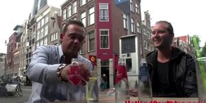 Nederlandse hoer slokt de lul van een echte klant