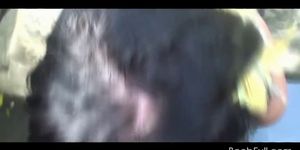 Fille brune lubrique suce une grosse bite dans un style POV - vidéo 1