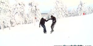Amateur zuigt lul in de sneeuw