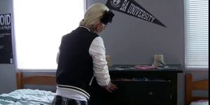 Blondes tätowiertes Punk-College-Mädchen, das im Bett spielt (Jessie Lee)