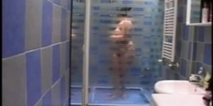 Возбужденная пухлая бывшая подруга принимает душ и скачет на члене