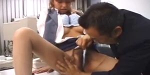 Asiatisches Mädchen von ihrem Bos gefickt
