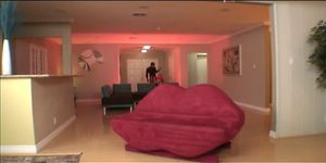 Chica de pelo rosa follada por un negro en el sofá