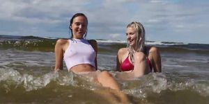 Zishy.com Two Girls One Swimsuit vidéo added Sep 01, 2020