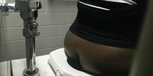 Black woman with big booty piss in public !