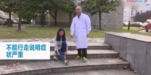 Girl sprained her ankle and got help from her teacher and classmate in Medical University