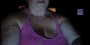 Grosse pute aux seins énormes sur webcam