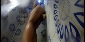 Incroyable milf utilise le gode mural sous la douche