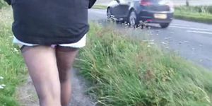 Die strumpflosen Strumpfhosen und Höschen der Frau auf der Straße