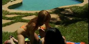 Belles lesbiennes enlèvent des bikinis et baisent au bord de la piscine