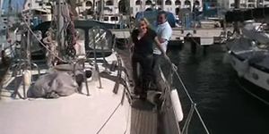 madura británica rubia follando en un barco