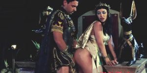 Cleopatra neukt een andere Romeinse kerel
