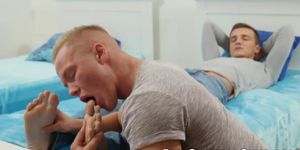 FEET SUCKING GUYS - Dom Ully toe licked by Dale Madden before getting barebacked