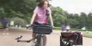 תלמידת בית ספר יפנית מאוננת על אופניים שהשתנו